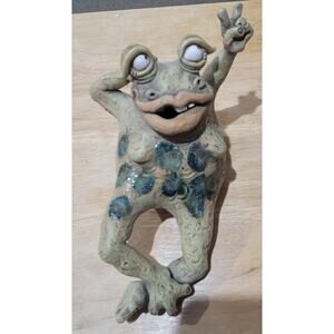 Signed Clay Frog Lazy Day Garden Home Decor Peace Sign Lips Lily Pads Relaxing